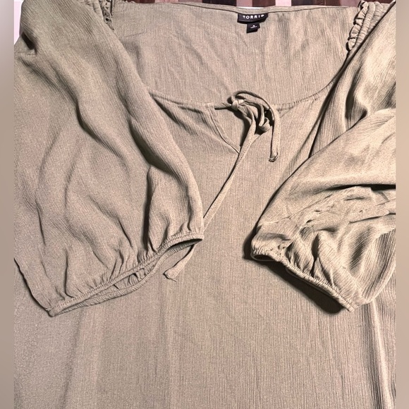 Torrid Blouse Hi Low Hem Olive Green
Women's Shirt Peasant Top size 4 (26W) - Picture 6 of 8